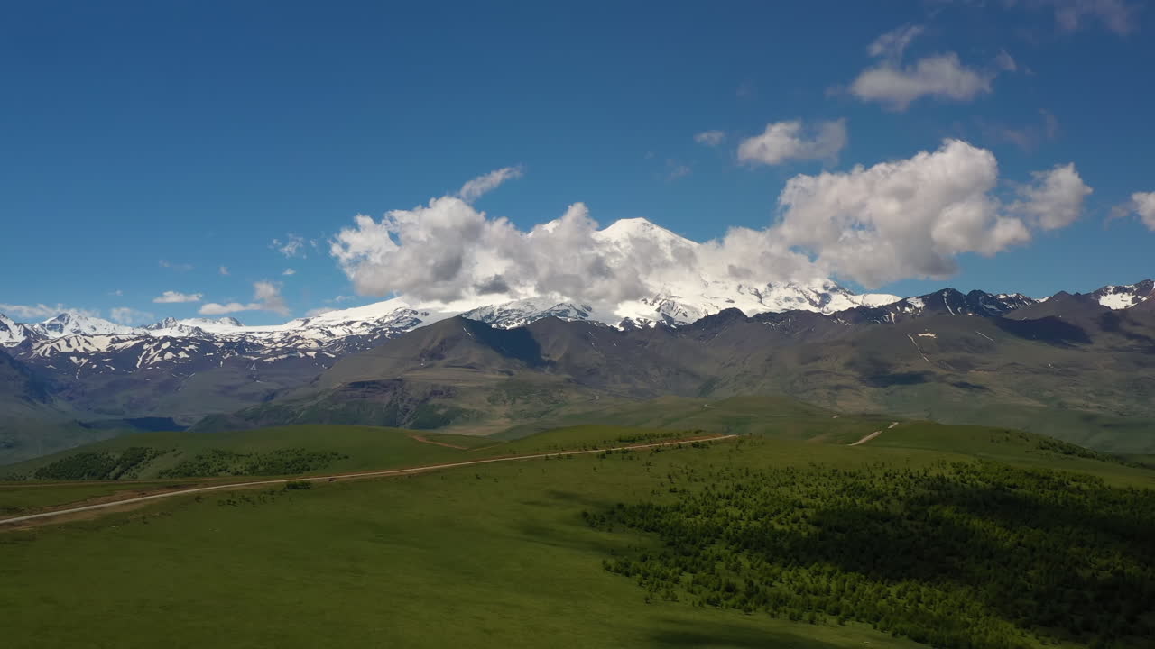 región de elbrus. volando sobre una meseta montañosa. hermoso paisaje de naturaleza. el monte elbrus es visible en el fondo.
