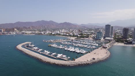 marina en el mar caribe, puerto de santa marta en colombia, órbita aérea