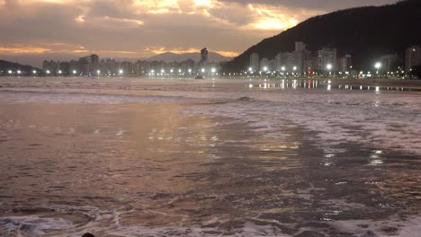 Olas-Rompiendo-En-La-Playa-De-Itarare-En-Sao-Vicente,-Sp,-Brasil,-Al-Atardecer