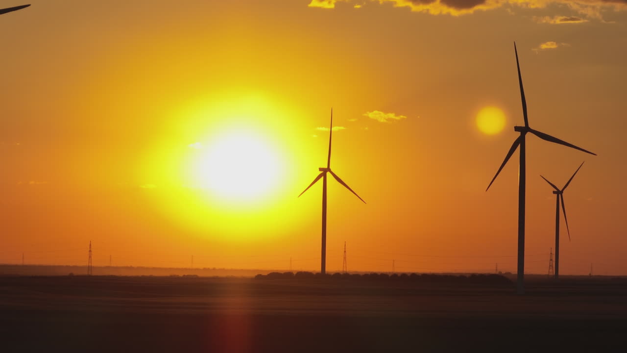 ветряные турбины на закате