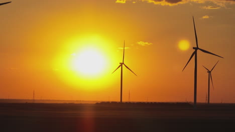 aerogeneradores al atardecer