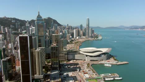Drohne-über-Hong-Kong-Victoria-Bay-Mit-Stadtwolkenkratzern-An-Einem-Schönen-Tag