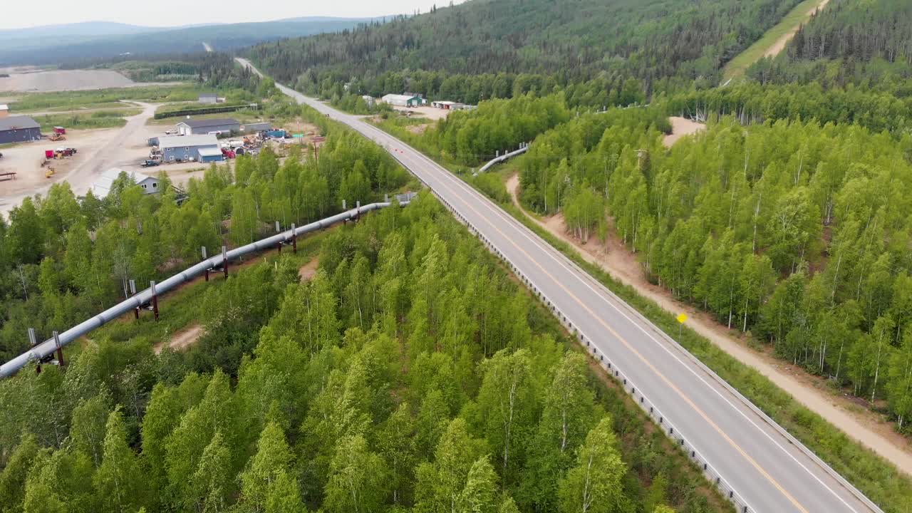 4k видео с беспилотника перехода трубопровода транс-аласка под дорожным полотном в фербенксе, ак во время солнечного летнего дня-5