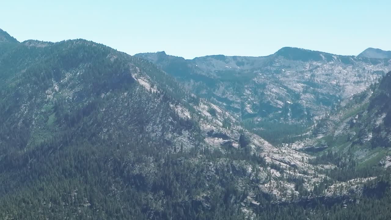 ネバダとカリフォルニアのタホ湖を囲む山々の眺め