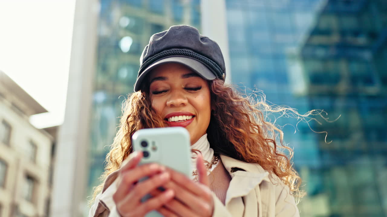 ciudad, pensando y mujer mecanografiando
