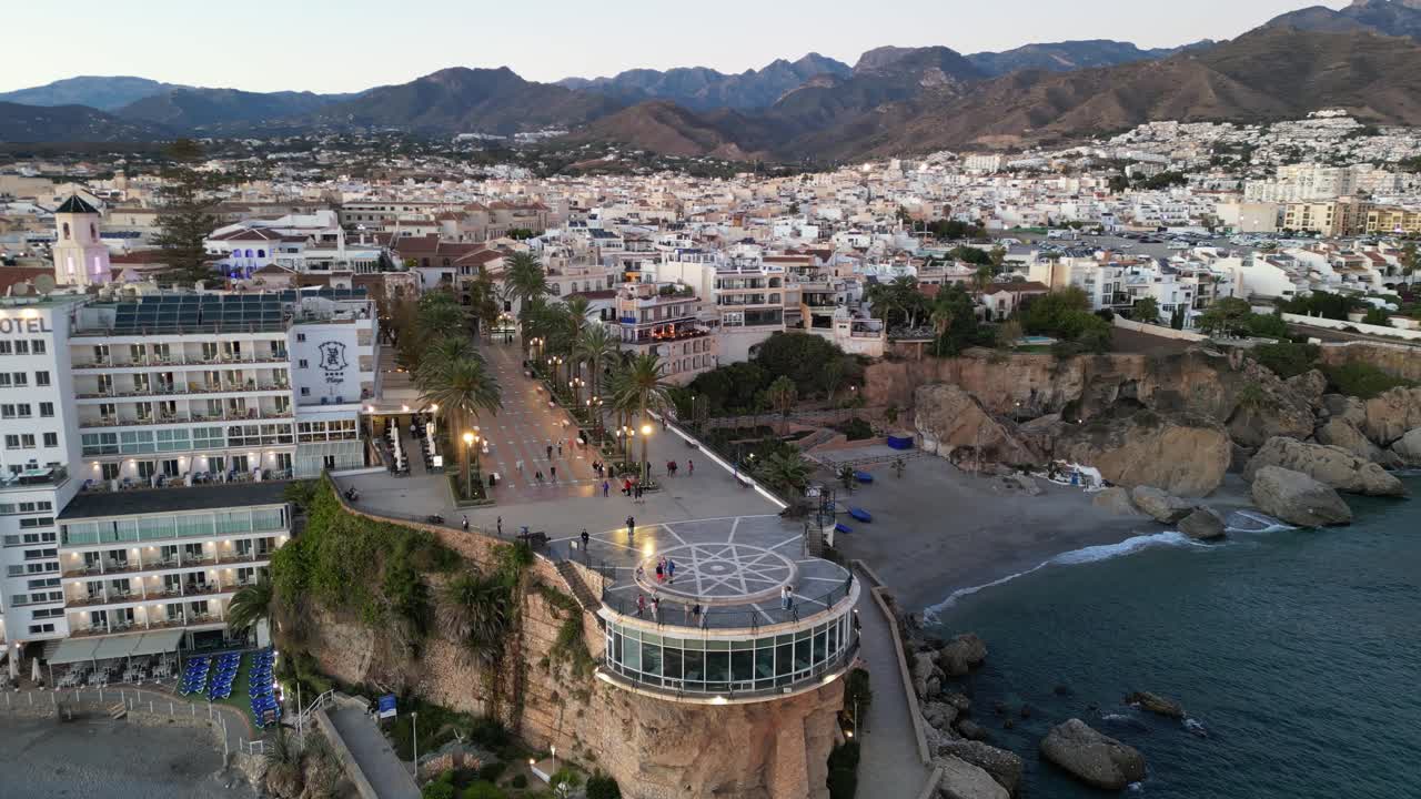 nerja balcon de europa - pueblo costero turístico en malaga, costa del sol, andalucía, españa - antena 4k dando vueltas