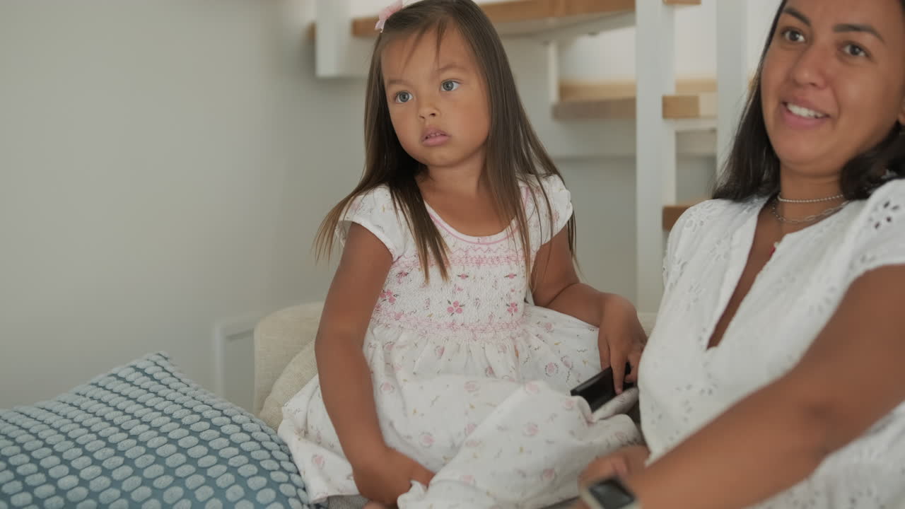 어머니와 딸이 무언가를 보고 있습니다.