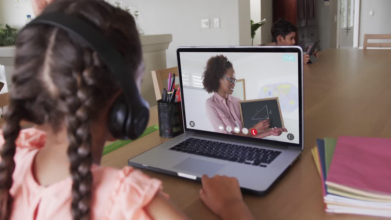 Composizione di alunna birazziale in apprendimento online al laptop con insegnante uomo afroamericano