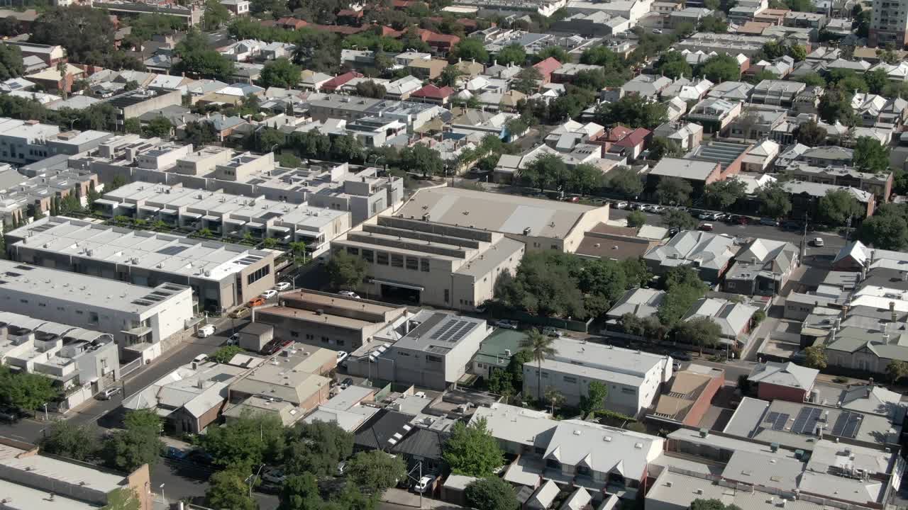vista de pájaro de estructuras modernas en la ciudad de adelaide en el sur de australia - toma aérea