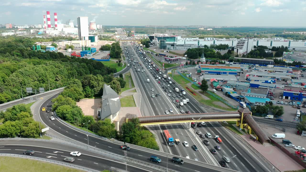 고속도로 교차로와 도시 스카이 라인의 정적 공중 사진