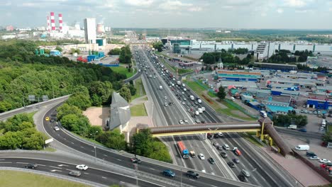vista aérea estática de la intersección de la autopista y el horizonte urbano