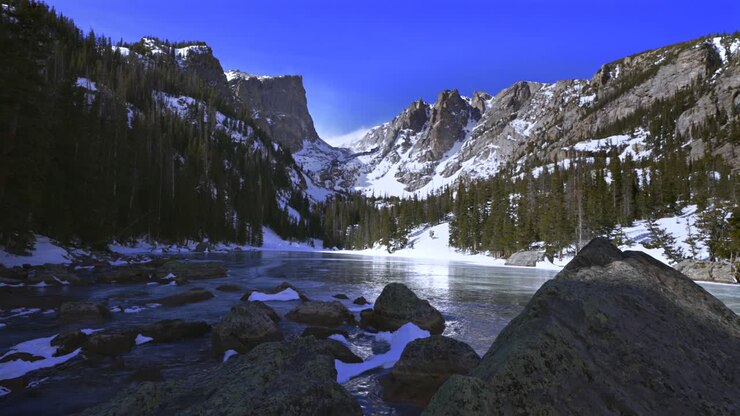Lago Dream Colorado, Lago Emerald, Estes Park, Lago Bear, sentiero escursionistico nel Parco Nazionale delle Montagne Rocciose (RMNP), cielo blu soleggiato, Hallett Peak, Flattop, neve portata dal vento, ventoso. Cielo blu ghiacciato, ghiaccio, rocce in ombra, scorrimento a sinistra