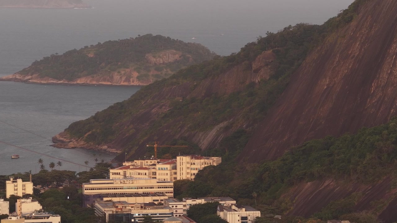 Vista aerea di Rio de Janeiro con edifici costieri vicino a una montagna scoscesa in Brasile