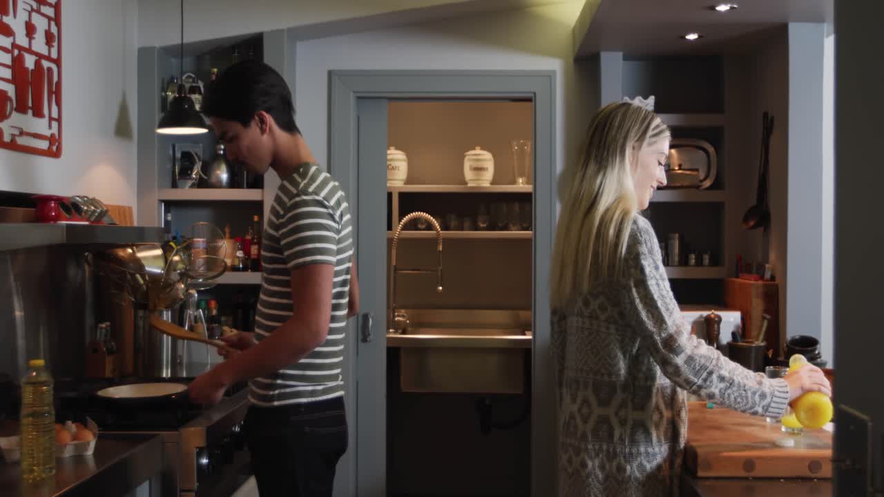 счастливая пара проводит время вместе в своем доме