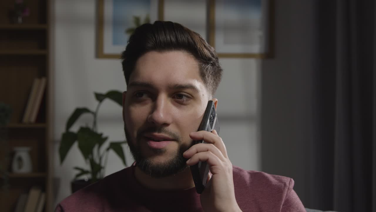 집에서 구인을 확인하는 전화를 받고 기뻐하는 청년 5