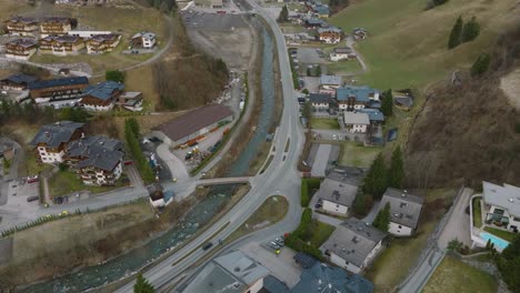 Skigebiet-Saalbach-Hinterglemm-In-Österreich,-Mit-Kurvenreichen-Straßen-Und-Chalets,-Luftaufnahme