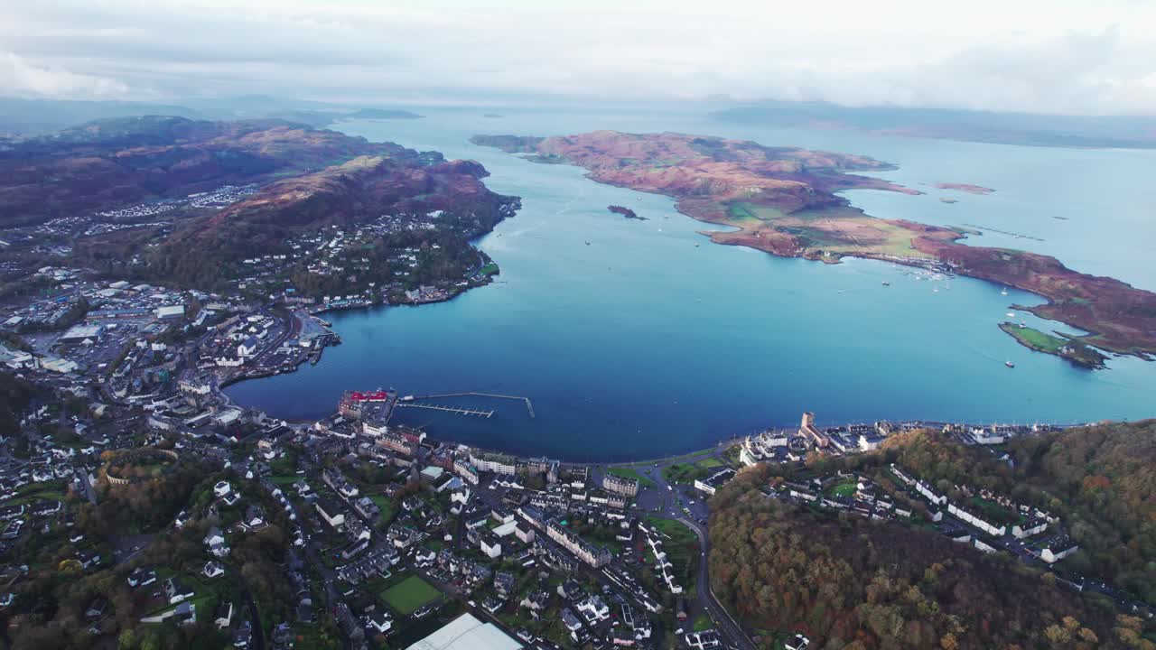 스코틀랜드 고원의 오반 해안선의 숨막히는 높은 공중 촬영