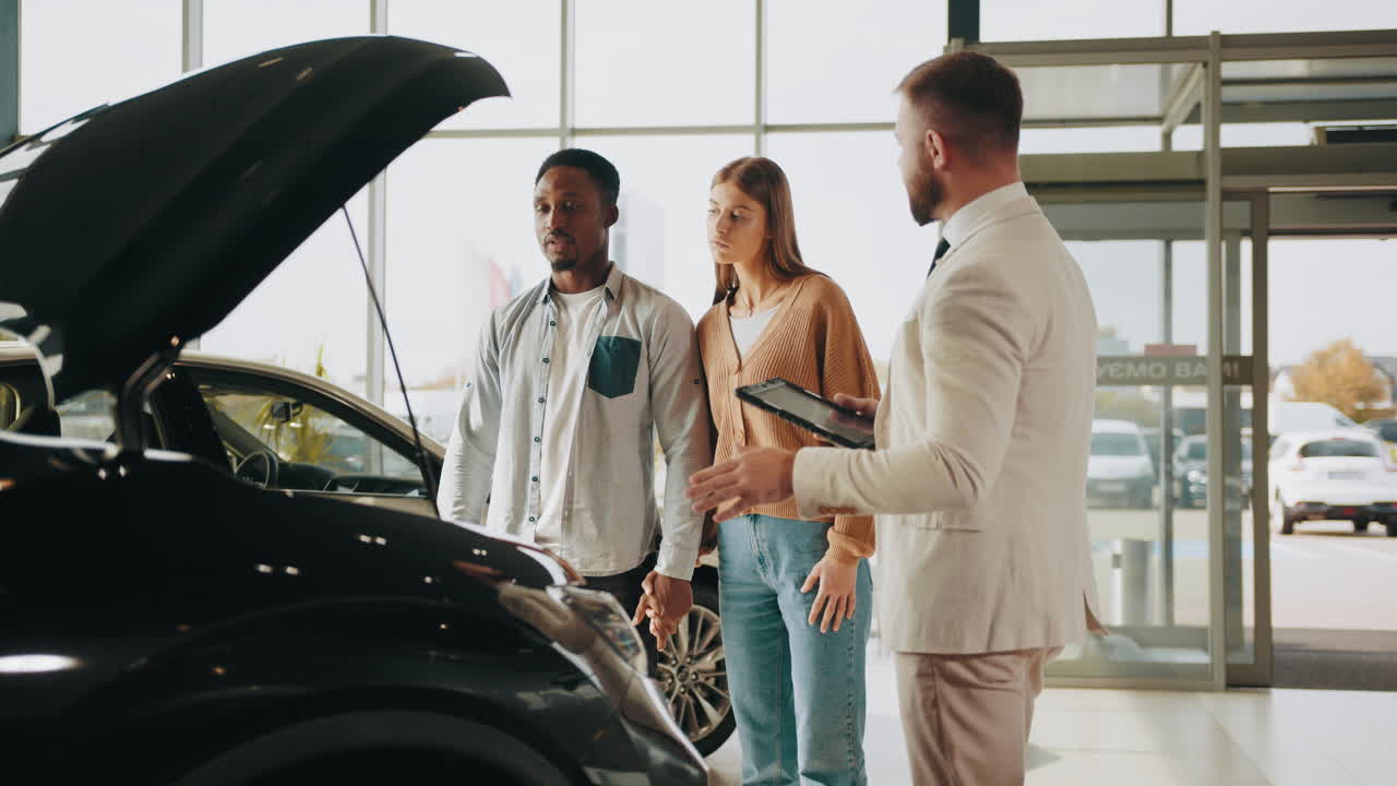 una pareja mirando un coche en un concesionario