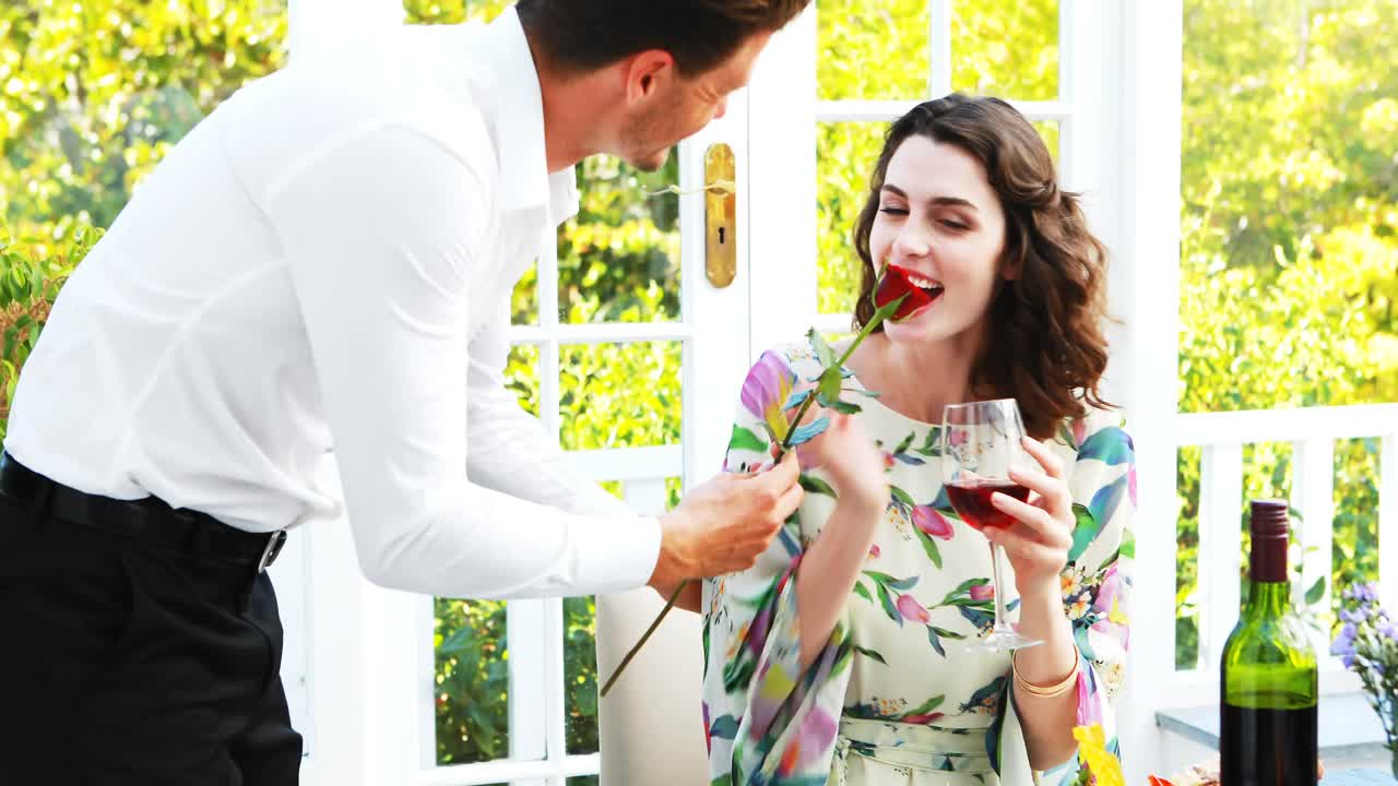 남자 가 여자 에게 장미 를 선물 하는 것