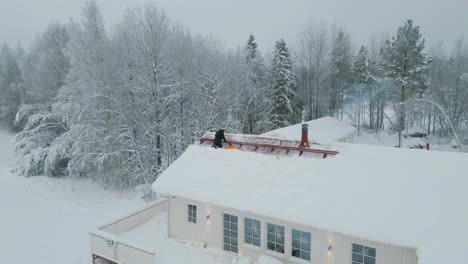 Männlicher-Zimmermann-Oder-Kehrer,-Der-Unter-Harten-Winterbedingungen-Auf-Dem-Dach-Arbeitet