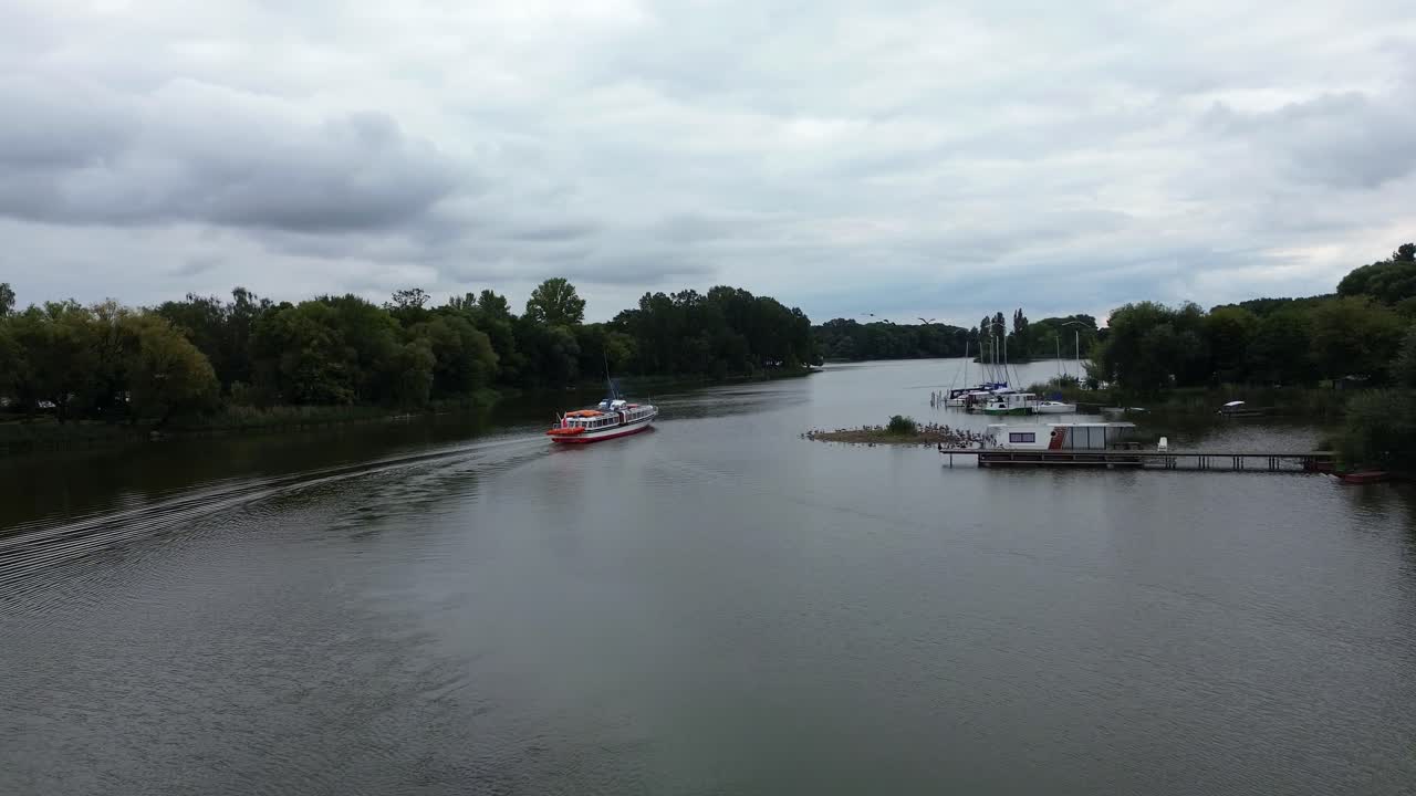 드론은 폴란드의 크루즈비카 호수에서 항해하는 관광 선박을 추적합니다.