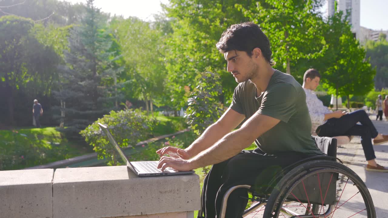 joven discapacitado trabajando con una computadora portátil.