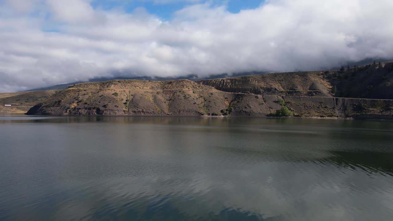 vista aérea del embalse de agua de blue river green mountain y la ruta del estado de colorado, estados unidos, disparo de dron
