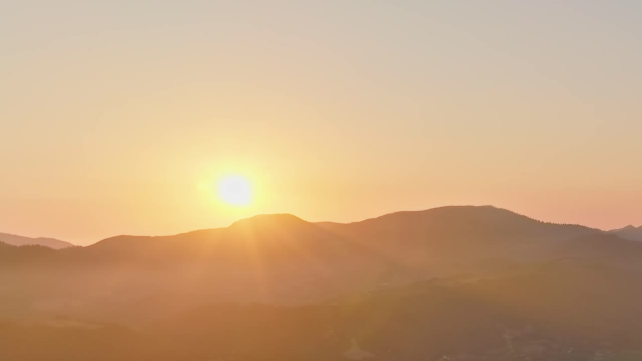 早朝、カリフォルニアの山々に昇る朝日