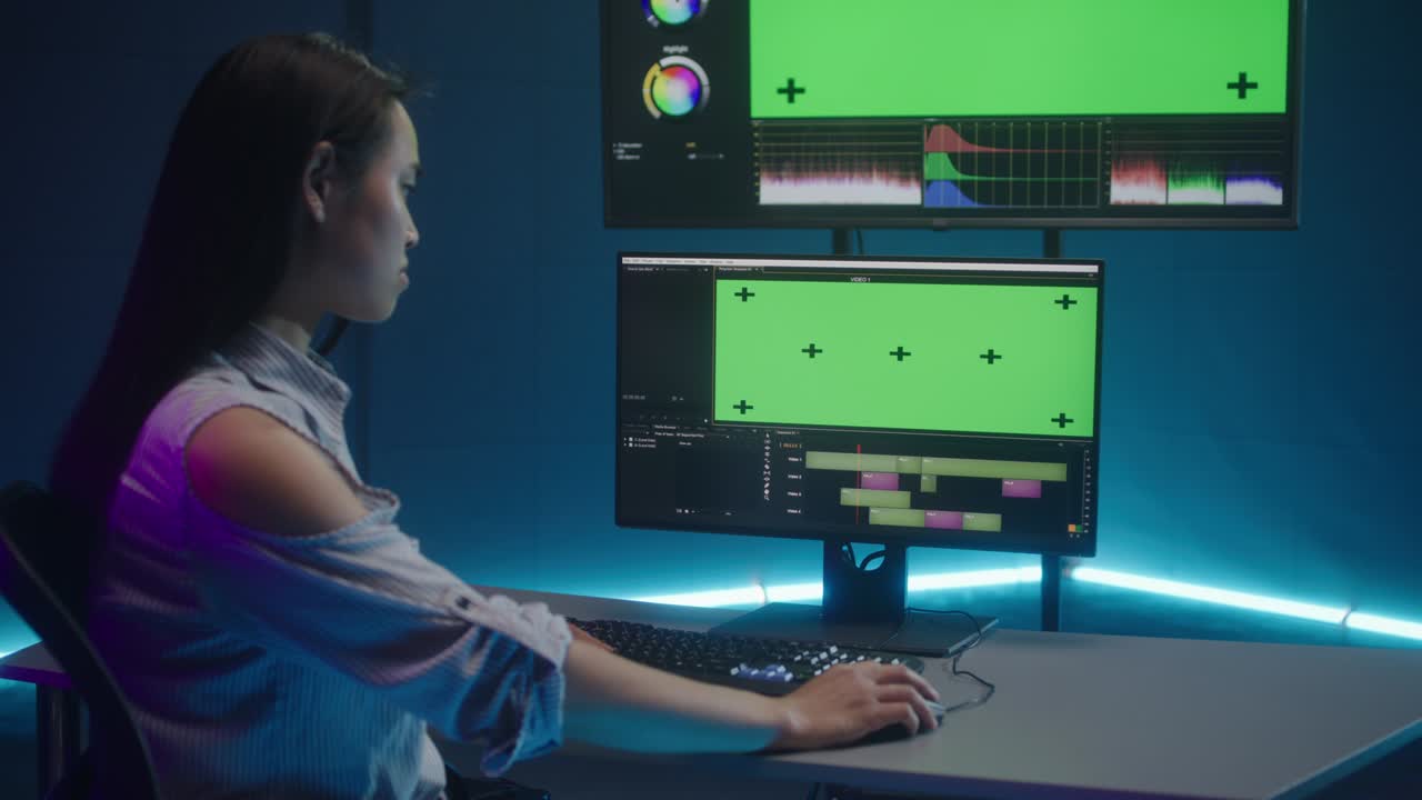 editor de video en el trabajo en la sala de edición