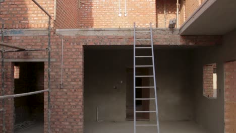 Inclinar-Al-Segundo-Piso-De-La-Nueva-Casa-De-Construcción-Con-Escalera