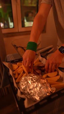 la preparación de una comida de paquetes de verduras asadas y papel de aluminio