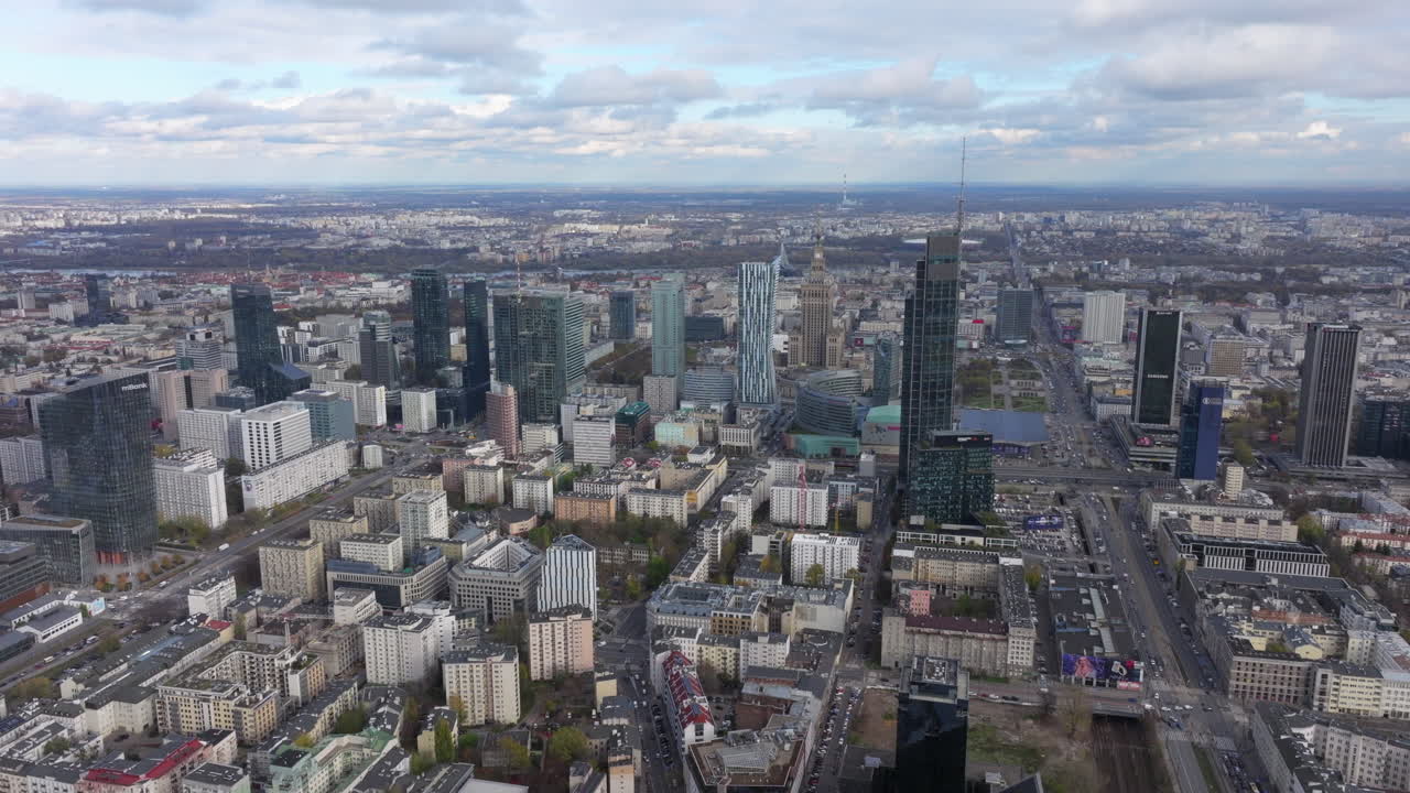 Tomada aérea ampla em círculo da Varsóvia moderna com vista para o centro da cidade