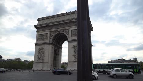 Arc-De-Triomphe-Paris-En-Tiro-De-Gimbal-De-Tráfico-Diurno