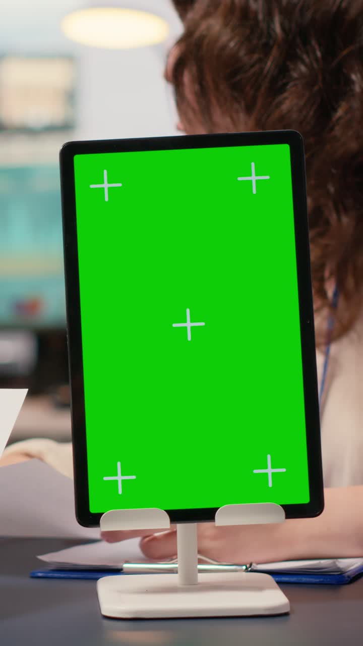 Video verticale: Team di donne orientate agli obiettivi lavora con un display con spazio per il testo su tablet