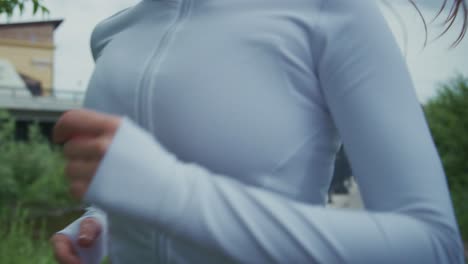 mujer corriendo al aire libre con auriculares