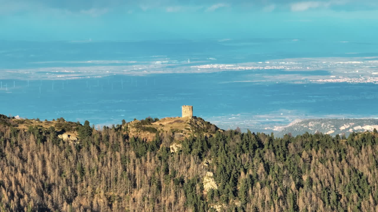fortificaciones en la cima de las montañas de los pirineos día soleado