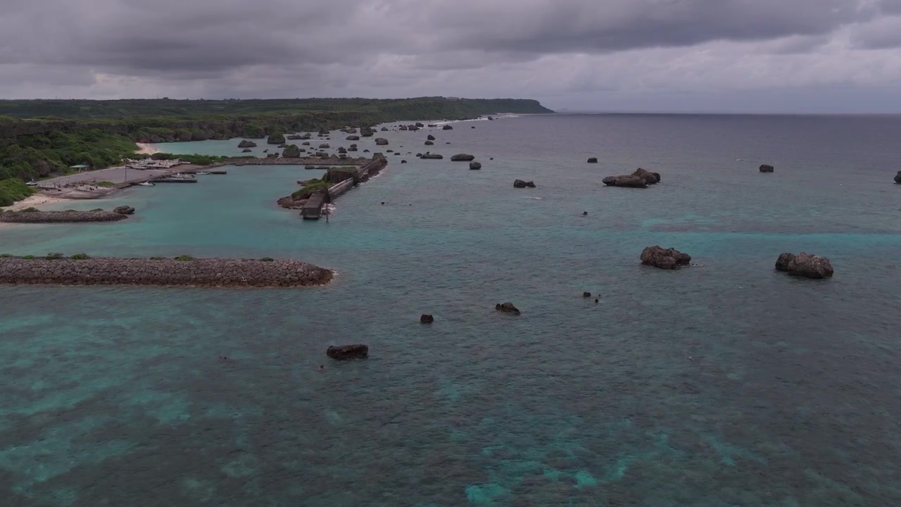Riprese aeree orizzontali in avanzamento sopra le formazioni rocciose al largo vicino al faro di Hennasaki, al porto di pesca di Bora e alla spiaggia di Maibah, Miyakojima, Okinawa, Giappone