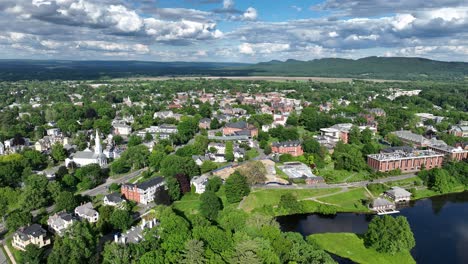 la ciudad de northampton en massachusetts con smith college y cityscape