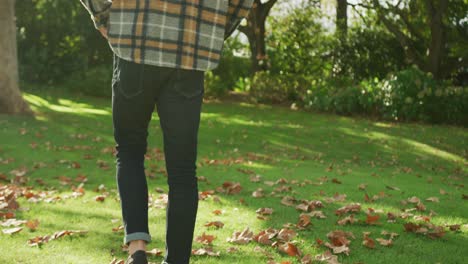 Vídeo-De-Hombres-Caucásicos-Felices-Vestidos-Cálidamente-Gastando-En-El-Jardín