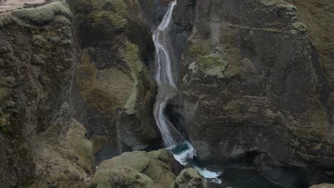 Impresionante-Vista-Aérea-Del-Cañón-Fjadrargljufur-Y-El-Arroyo-Poco-Profundo-Que-Fluye