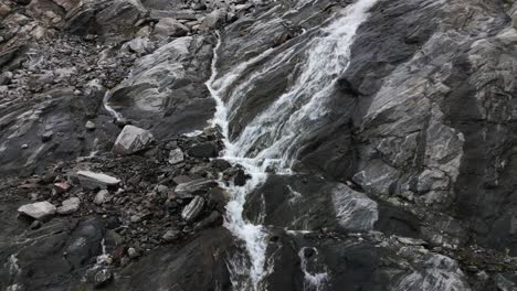 Wasserfall-Eines-Gletschers-In-Einer-Felsigen-Bergkette,-Norwegen,-Europa,-Drohne