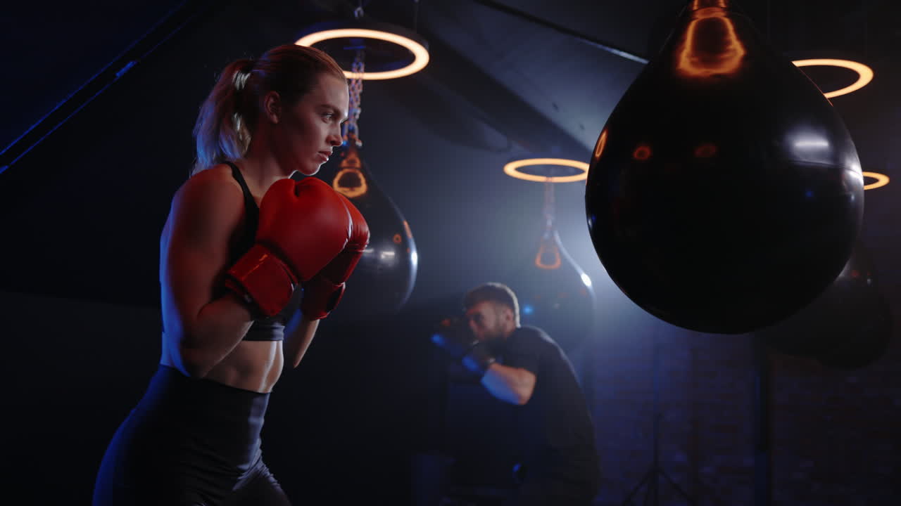 Sessione di allenamento di boxe per uomo e donna