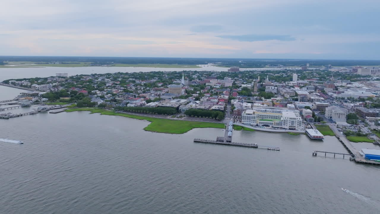 imágenes aéreas del centro de charleston en la costa del río en una noche nublada en el verano