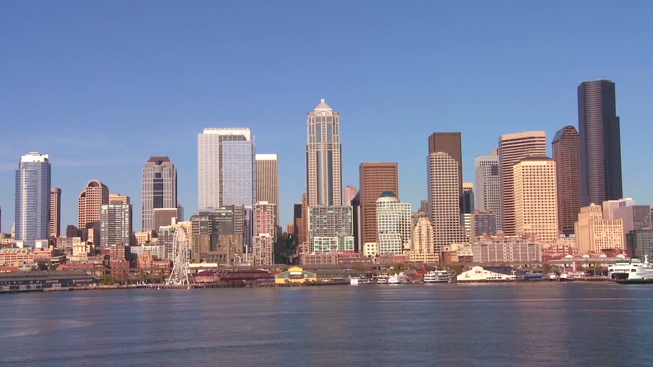 1에 접근하는 페리에서 본 시애틀의 도시