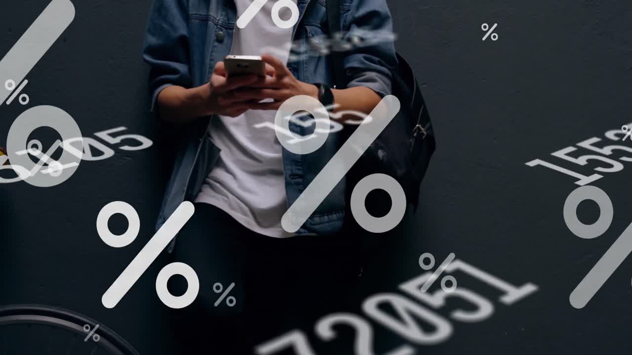 múltiples números cambiantes e iconos de porcentaje flotando contra la sección media del hombre usando un teléfono inteligente