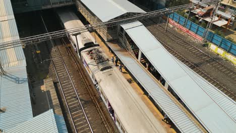 transporte de trenes de mumbai, disparo de sobrevuelo de drones, viajes en tren en la india