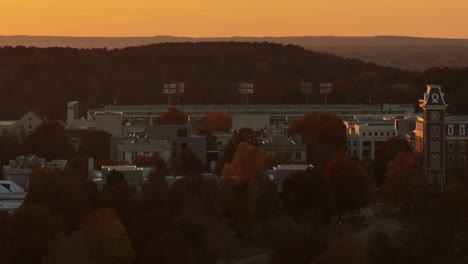 Puesta-De-Sol-De-La-Hora-Dorada-Durante-El-Otoño-En-Fayetteville,-Arkansas