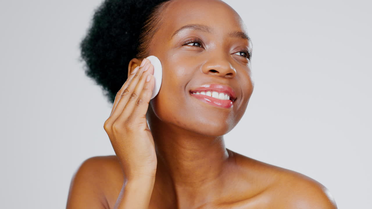 cuidado de la piel, belleza y mujer negra con almohadilla de algodón