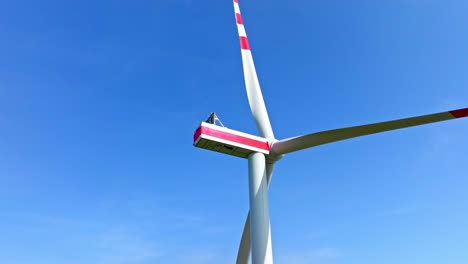 Rotorblätter-Von-Windkraftanlagen-Vor-Blauem-Himmel---Luftaufnahme,-Nahaufnahme
