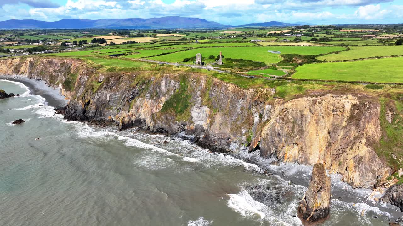 irlanda lugares épicos coches que viajan en la impresionante costa del cobre conducir en waterford irlanda una de las atracciones turísticas más populares del condado